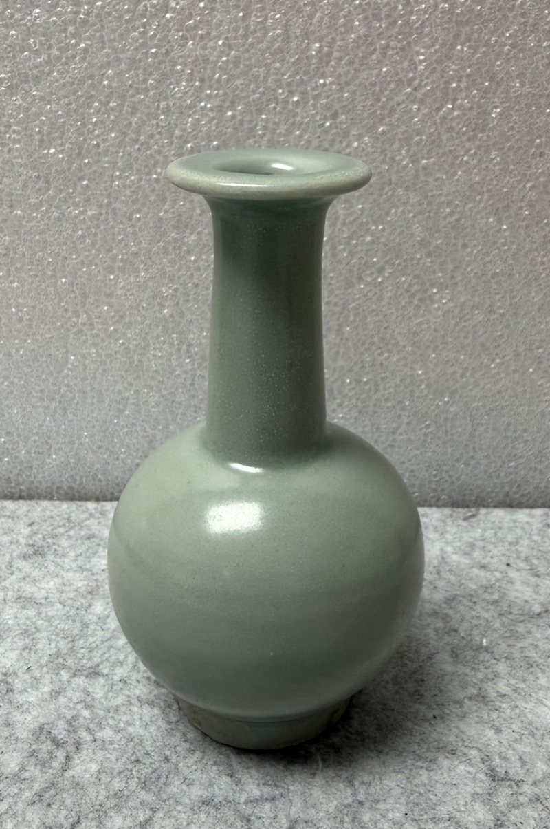 南宋龍泉窯青釉長頸盤口瓶 - 图2