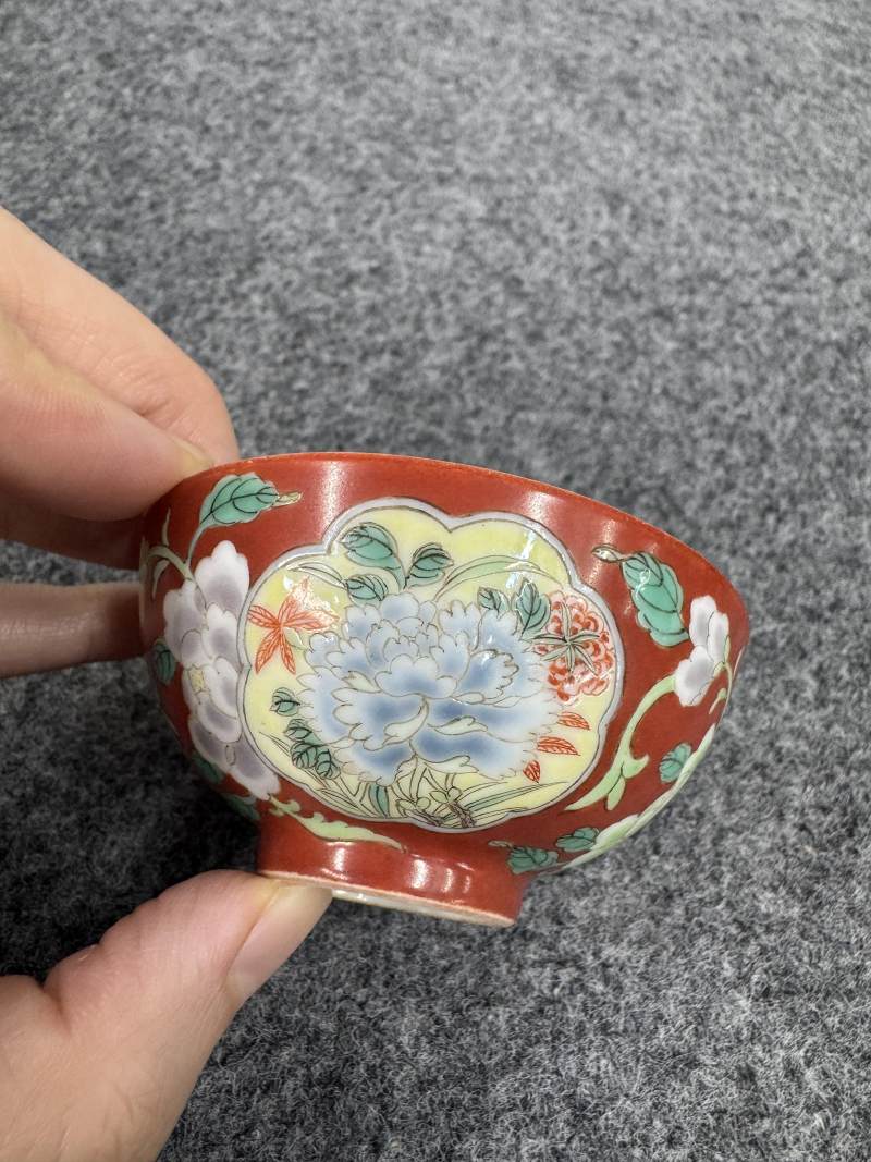 清雍正 珊瑚紅地開光洋彩花卉紋杯 - 图2