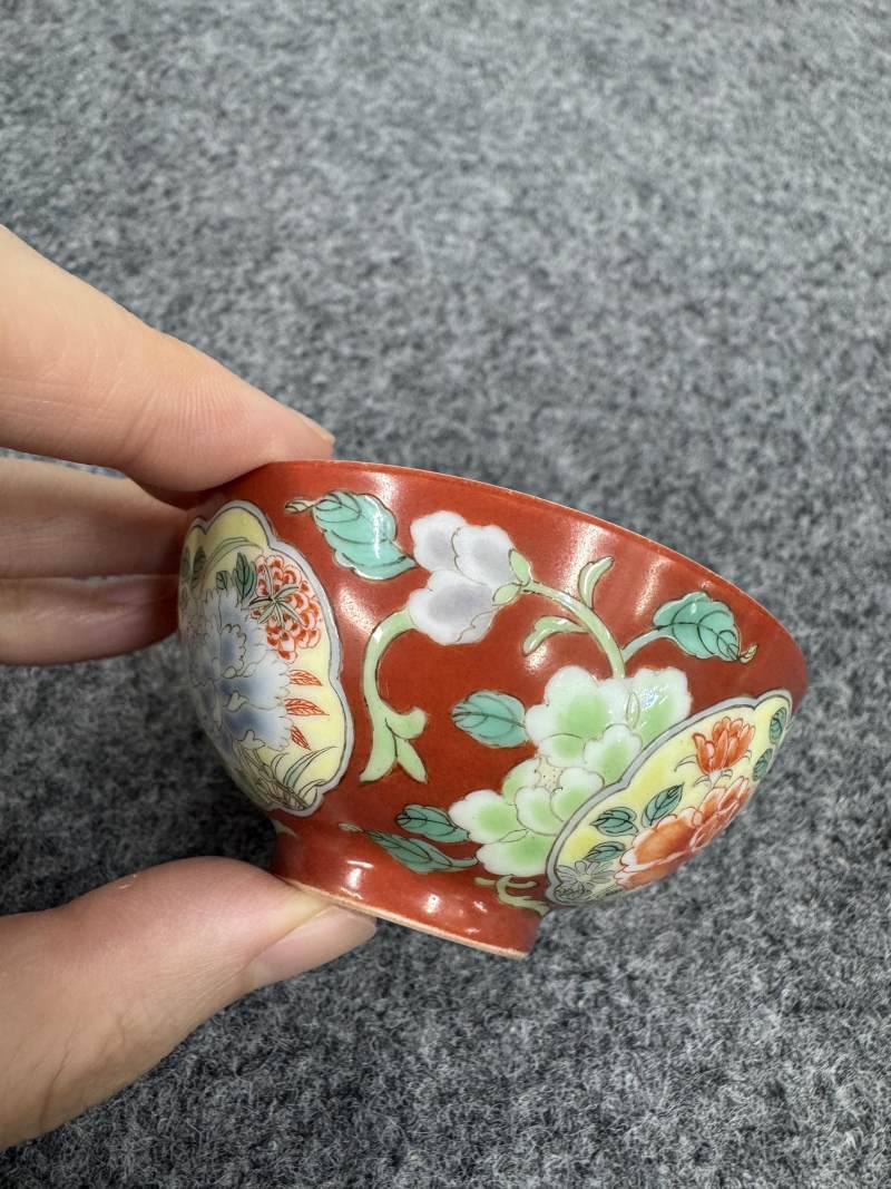 清雍正 珊瑚紅地開光洋彩花卉紋杯 - 图3