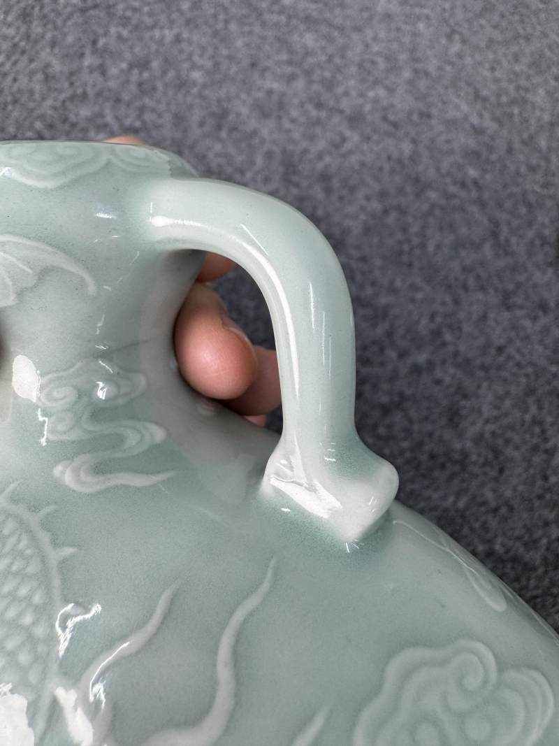 清乾隆 粉青釉浮雕海水立龍紋雙耳抱月瓶 - 图41