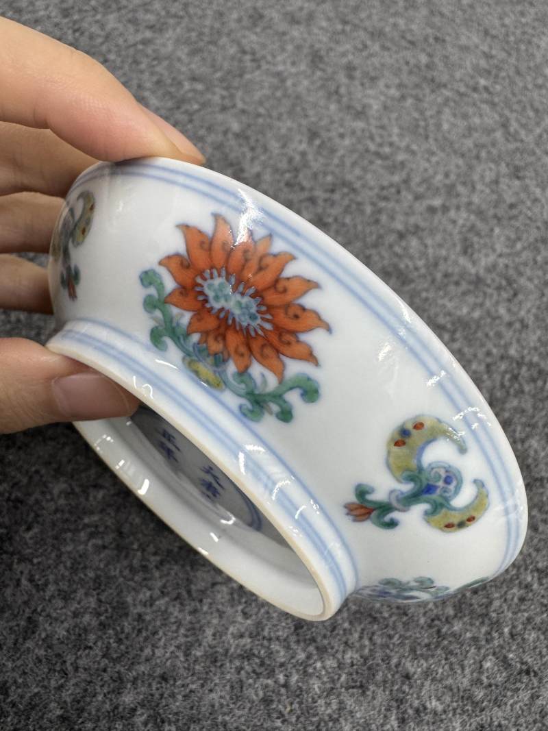 清雍正 鬥彩西番蓮紋盤一對 - 图18