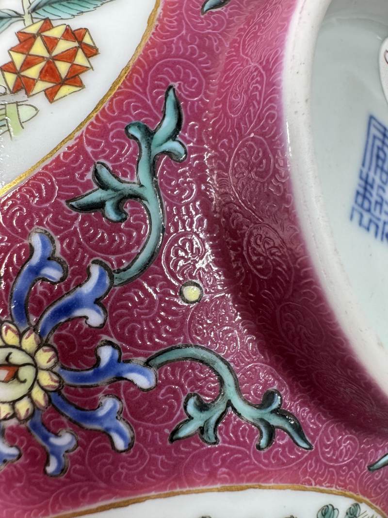 清道光 胭脂紅地洋彩軋道開光花卉紋碗 - 图25