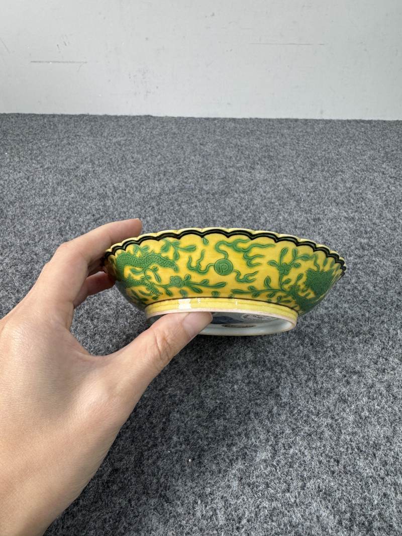 清乾隆 黃地綠彩龍紋花口盤一對 - 图11