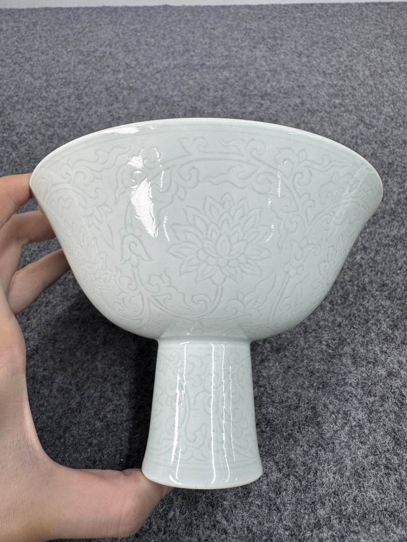 清乾隆 白釉暗刻蓮花紋高足杯 - 图10