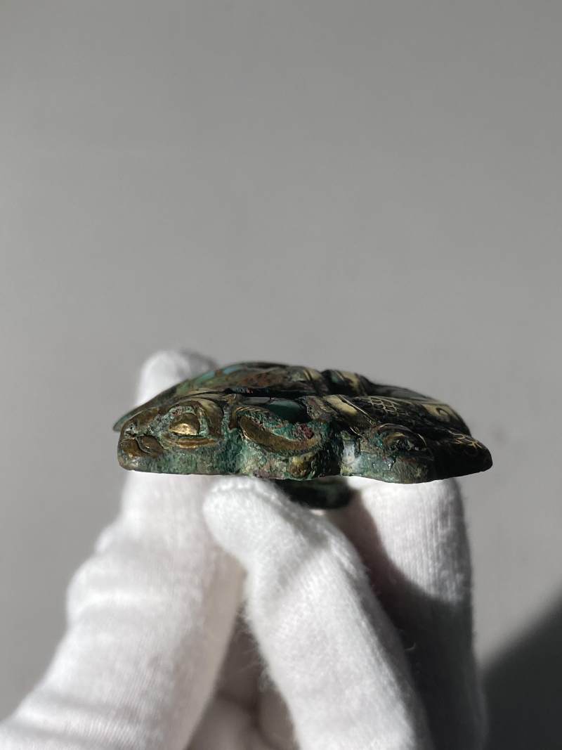 銅錯金螭虎紋嵌綠松石帶鉤 - 图11
