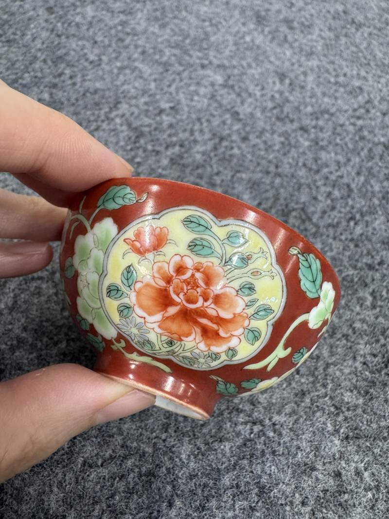 清雍正 珊瑚紅地開光洋彩花卉紋杯 - 图4