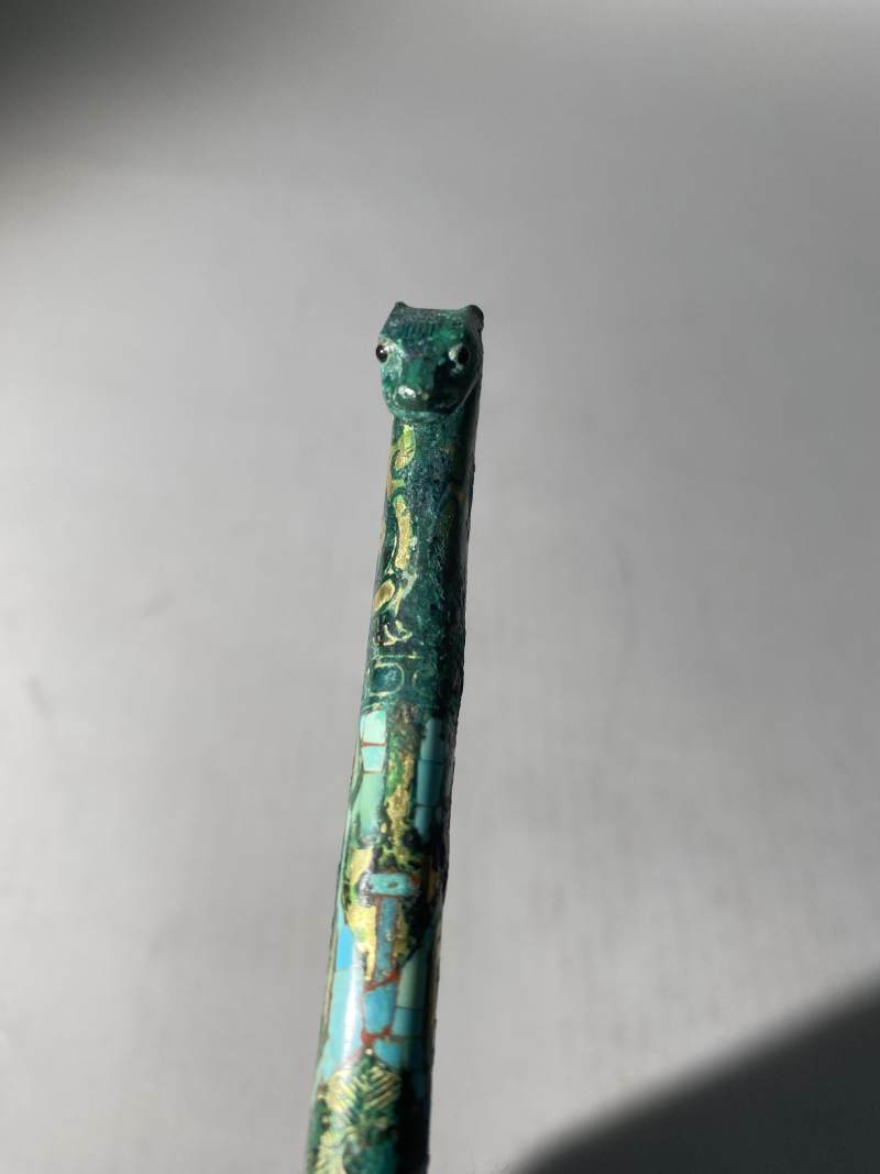 銅錯金嵌綠松石、煤精石獸首帶鉤 - 图6