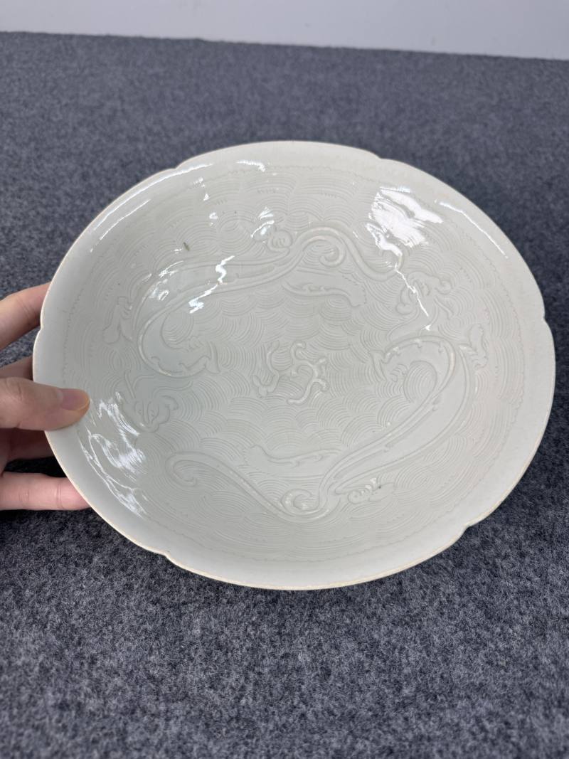 青白釉內螭龍紋外牡丹紋花口碗 - 图10