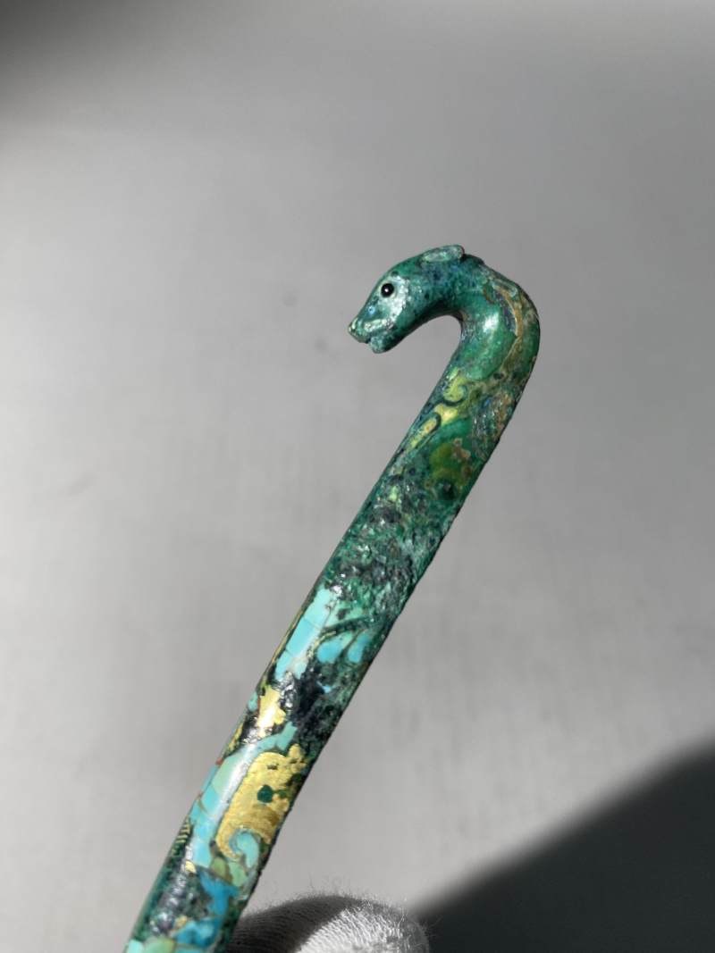 銅錯金嵌綠松石、煤精石獸首帶鉤 - 图7