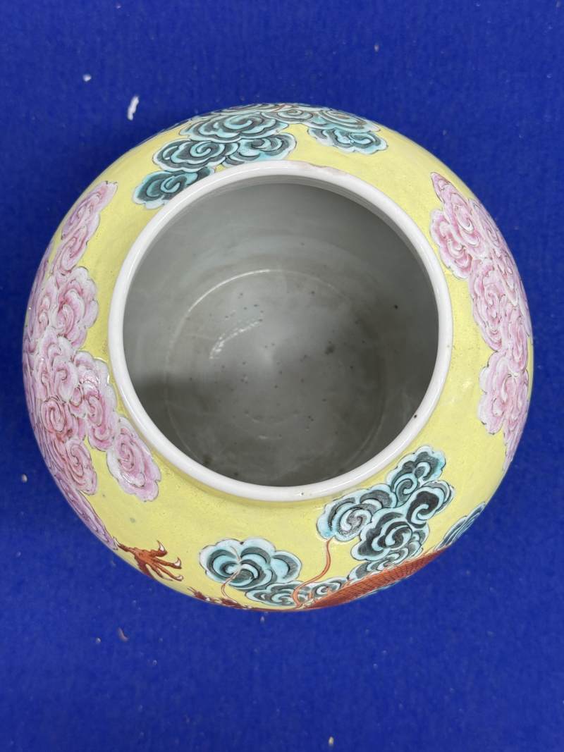 清乾隆 黃地粉彩雲龍紋罐 - 图8