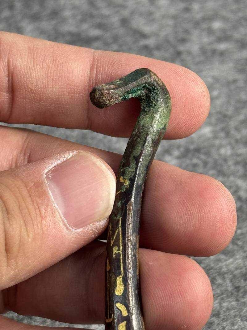 銅鎏金嵌綠松石獸首帶鉤和銅錯金帶鉤各一件 - 图7