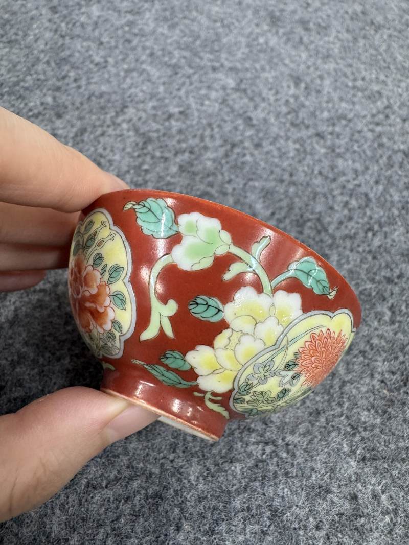 清雍正 珊瑚紅地開光洋彩花卉紋杯 - 图5