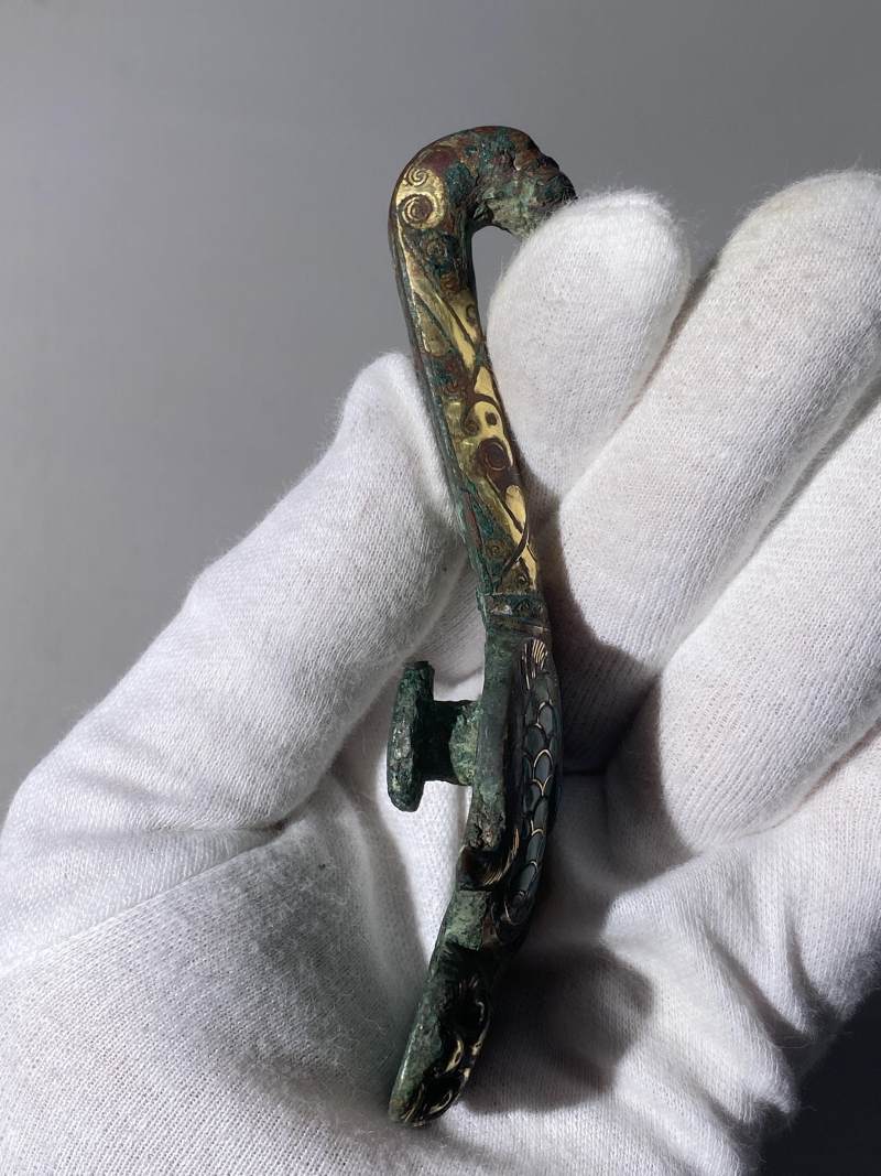 銅錯金螭虎紋嵌綠松石帶鉤 - 图12