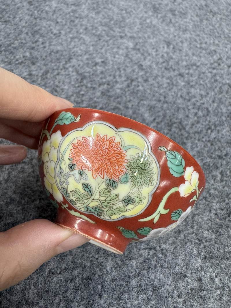 清雍正 珊瑚紅地開光洋彩花卉紋杯 - 图6