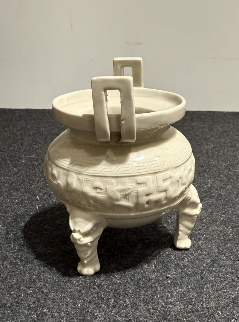 金 定窯白釉饕餮紋雙耳獸足爐 - 图3