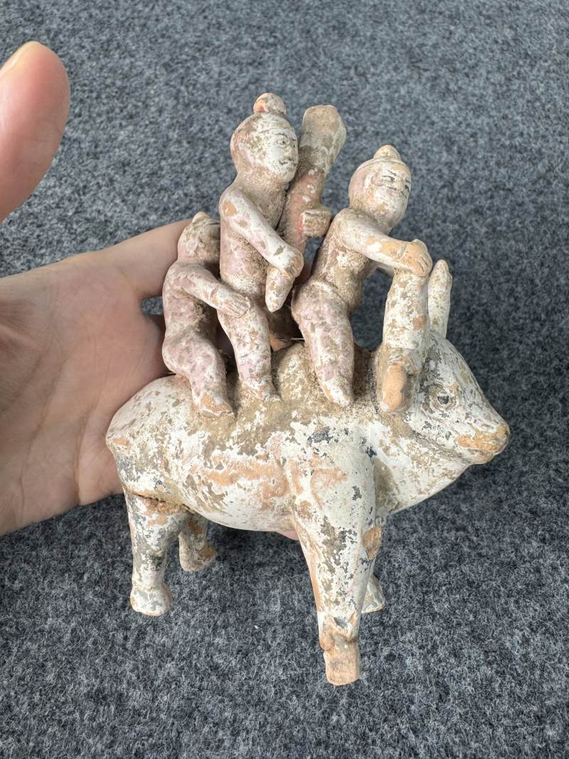 灰陶彩繪騎牛俑 - 图2
