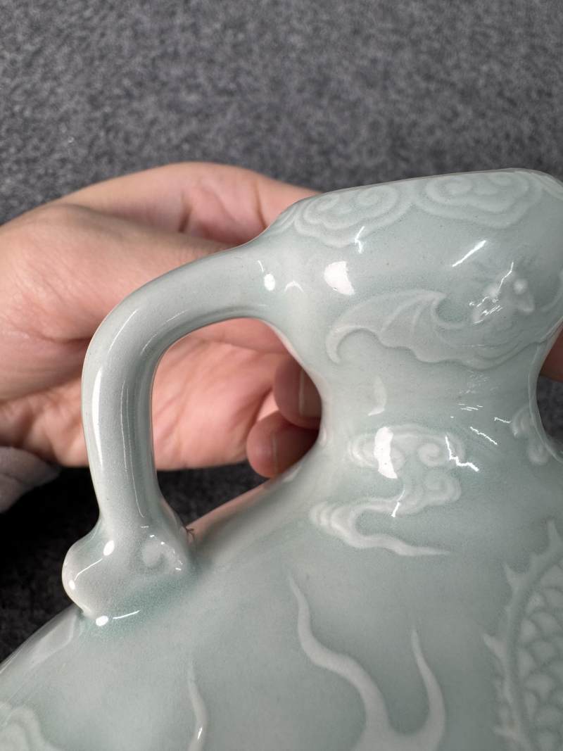 清乾隆 粉青釉浮雕海水立龍紋雙耳抱月瓶 - 图43