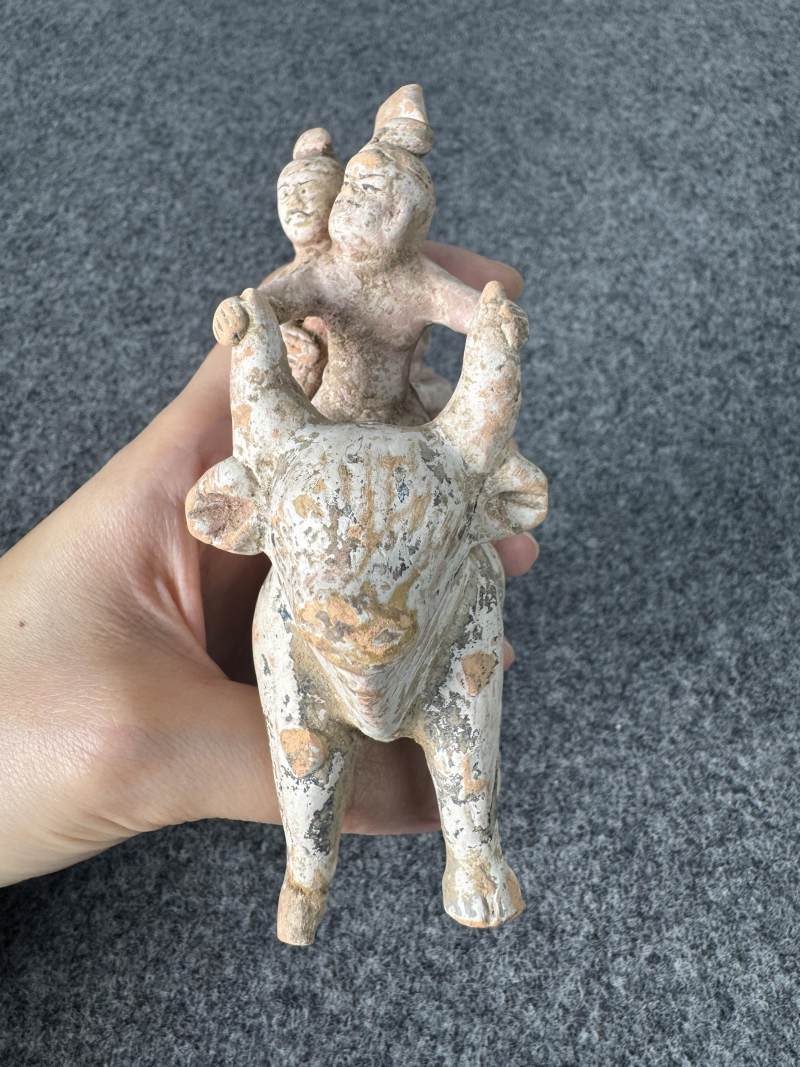 灰陶彩繪騎牛俑 - 图3