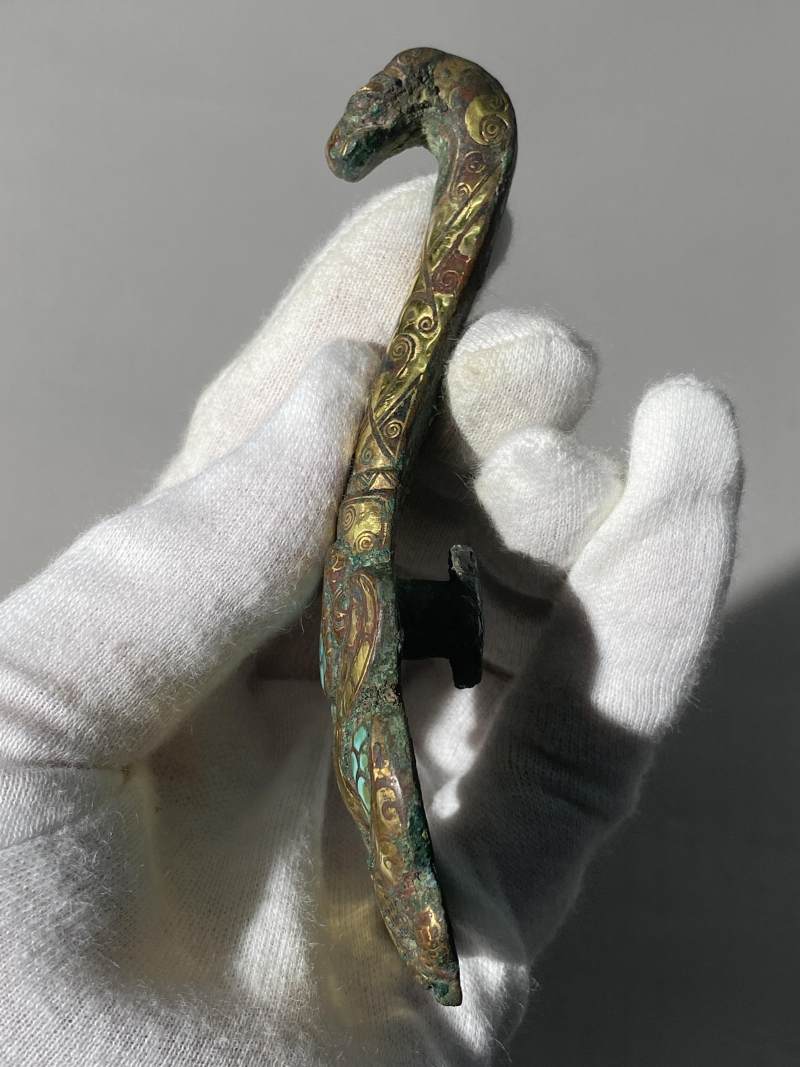 銅錯金螭虎紋嵌綠松石帶鉤 - 图13