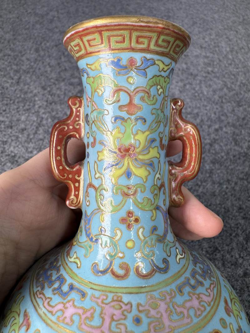 清乾隆 松石綠地粉彩纏枝花卉紋瓶 - 图8