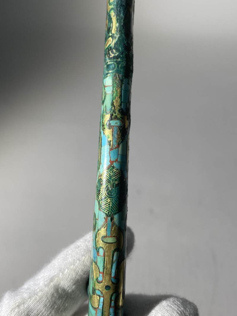 銅錯金嵌綠松石、煤精石獸首帶鉤 - 图9