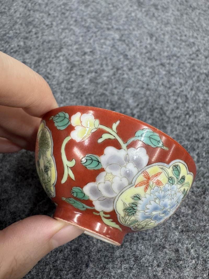 清雍正 珊瑚紅地開光洋彩花卉紋杯 - 图7