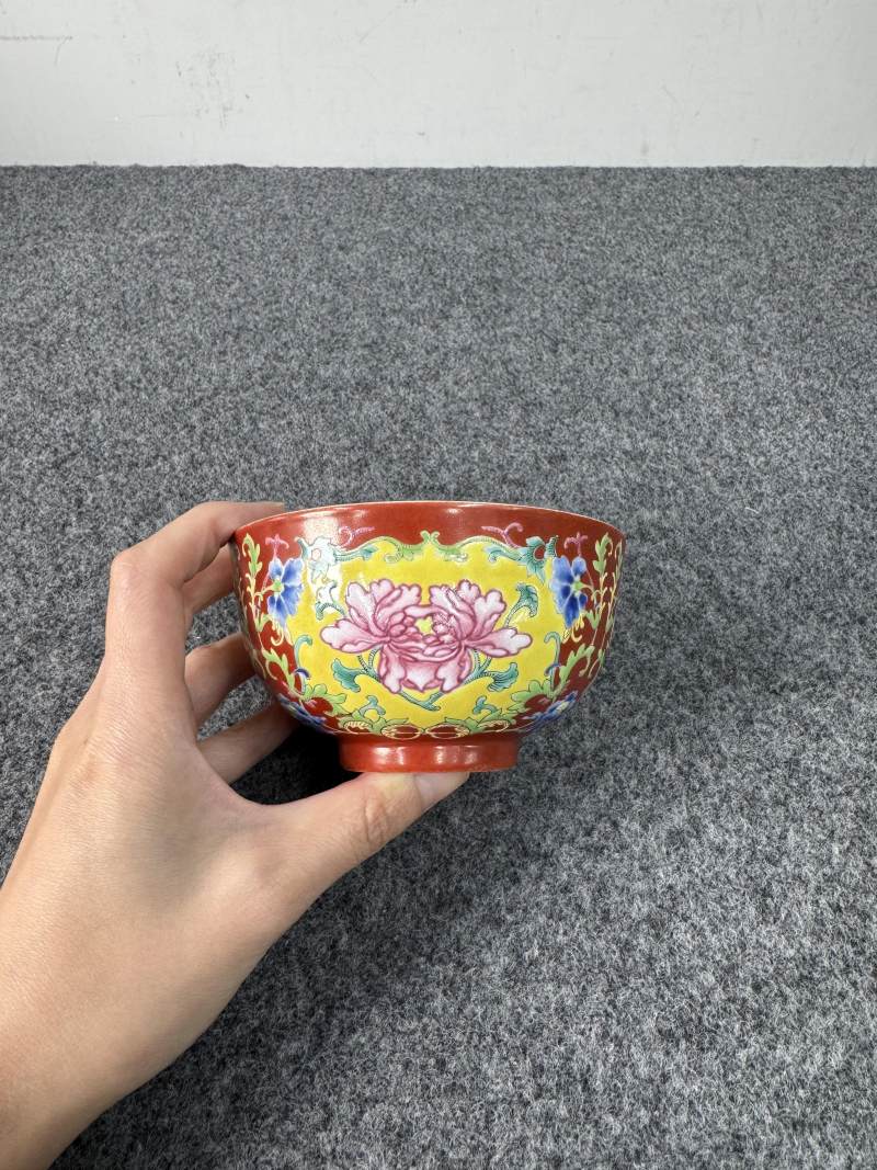 清道光 珊瑚紅地洋彩開光花卉紋碗 - 图4