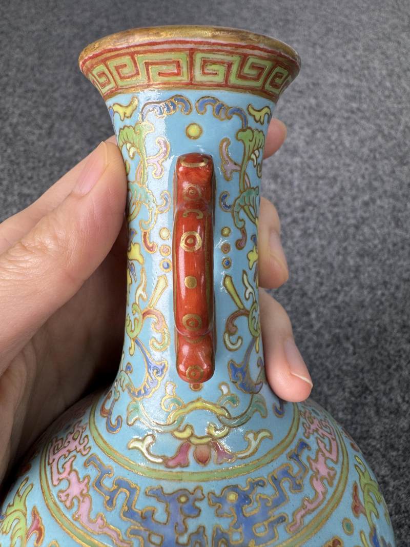 清乾隆 松石綠地粉彩纏枝花卉紋瓶 - 图9