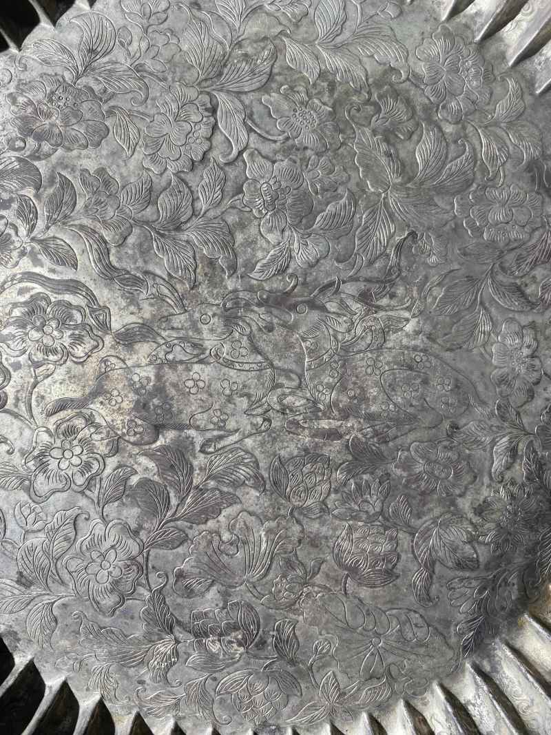 銀大型浮雕雙鹿紋菊瓣形賞盤 - 图7