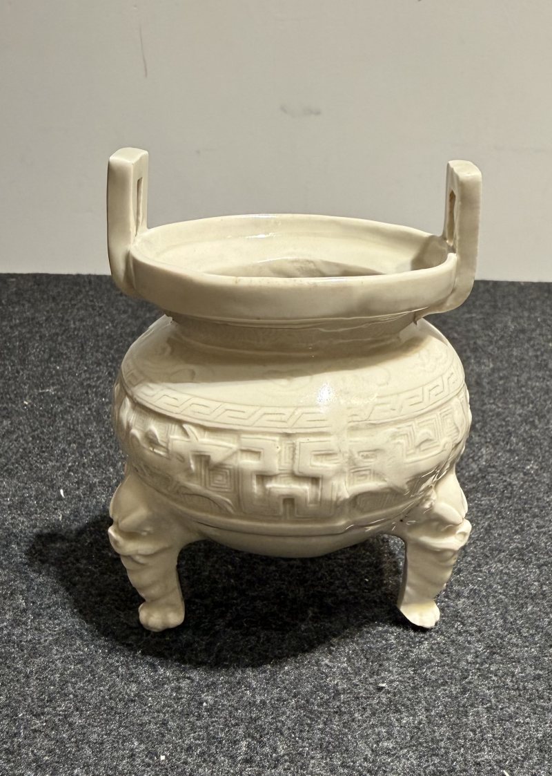 金 定窯白釉饕餮紋雙耳獸足爐 - 图4