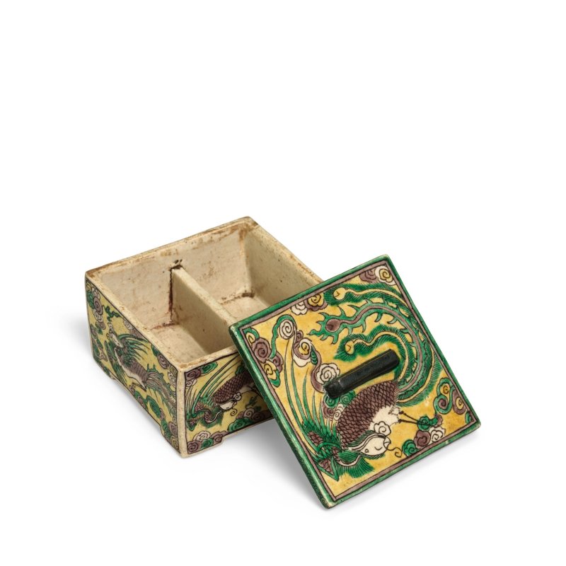 清康熙 素三彩鳳紋蓋盒 | A FAMILLE VERTE BISCUIT 'PHOENIXES' SQUARE BOX AND COVER - 图3