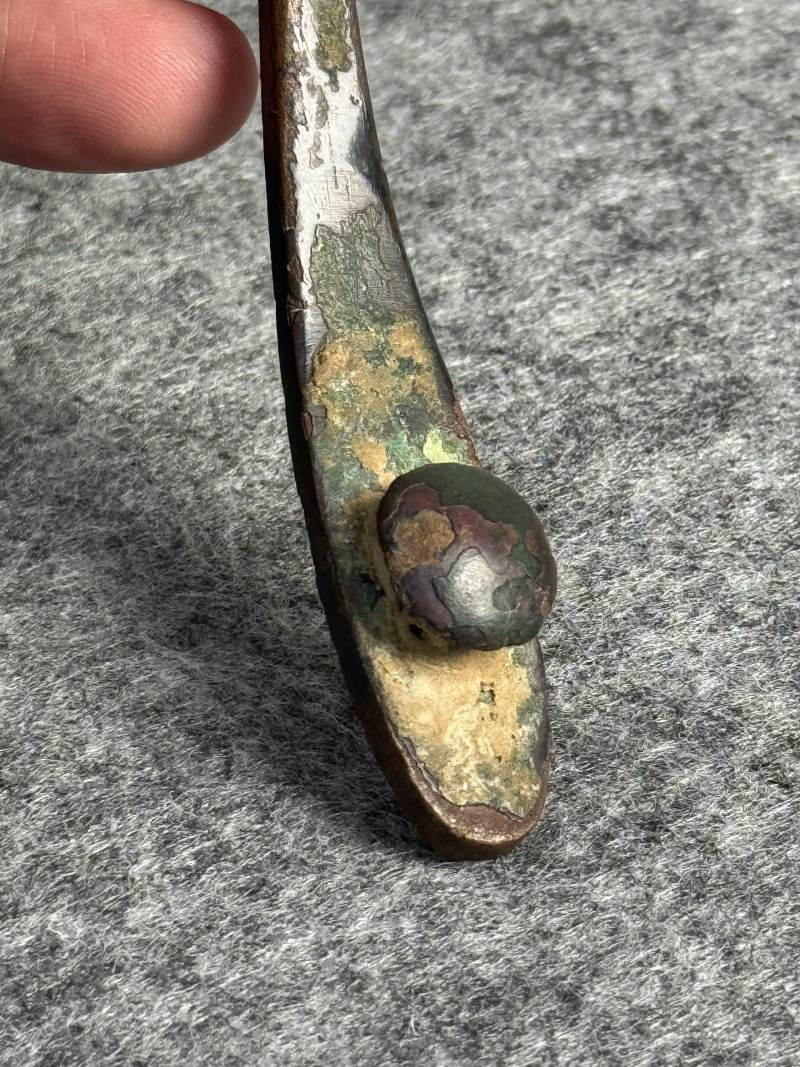 銅鎏金嵌綠松石獸首帶鉤和銅錯金帶鉤各一件 - 图9