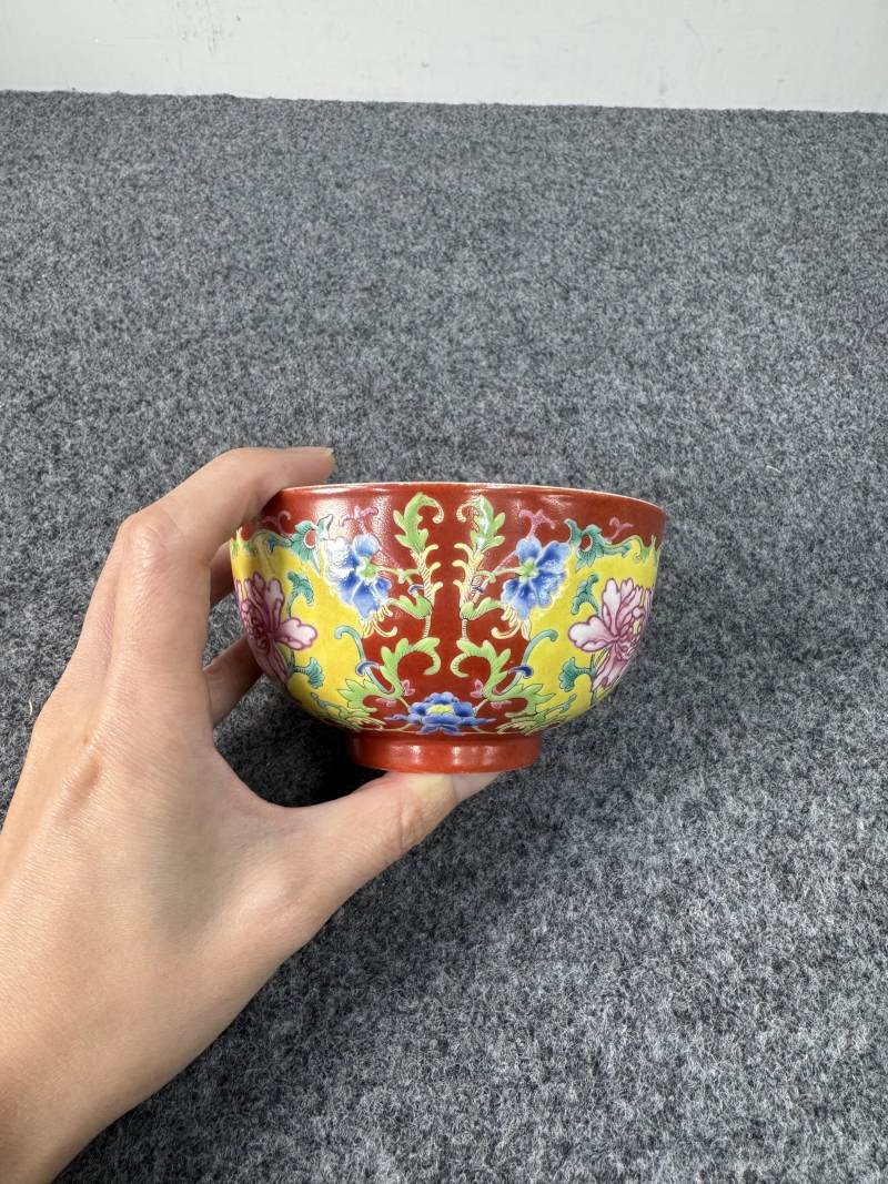清道光 珊瑚紅地洋彩開光花卉紋碗 - 图5
