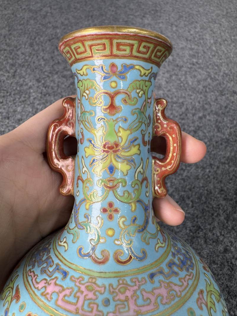 清乾隆 松石綠地粉彩纏枝花卉紋瓶 - 图10