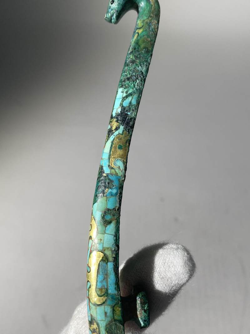 銅錯金嵌綠松石、煤精石獸首帶鉤 - 图10