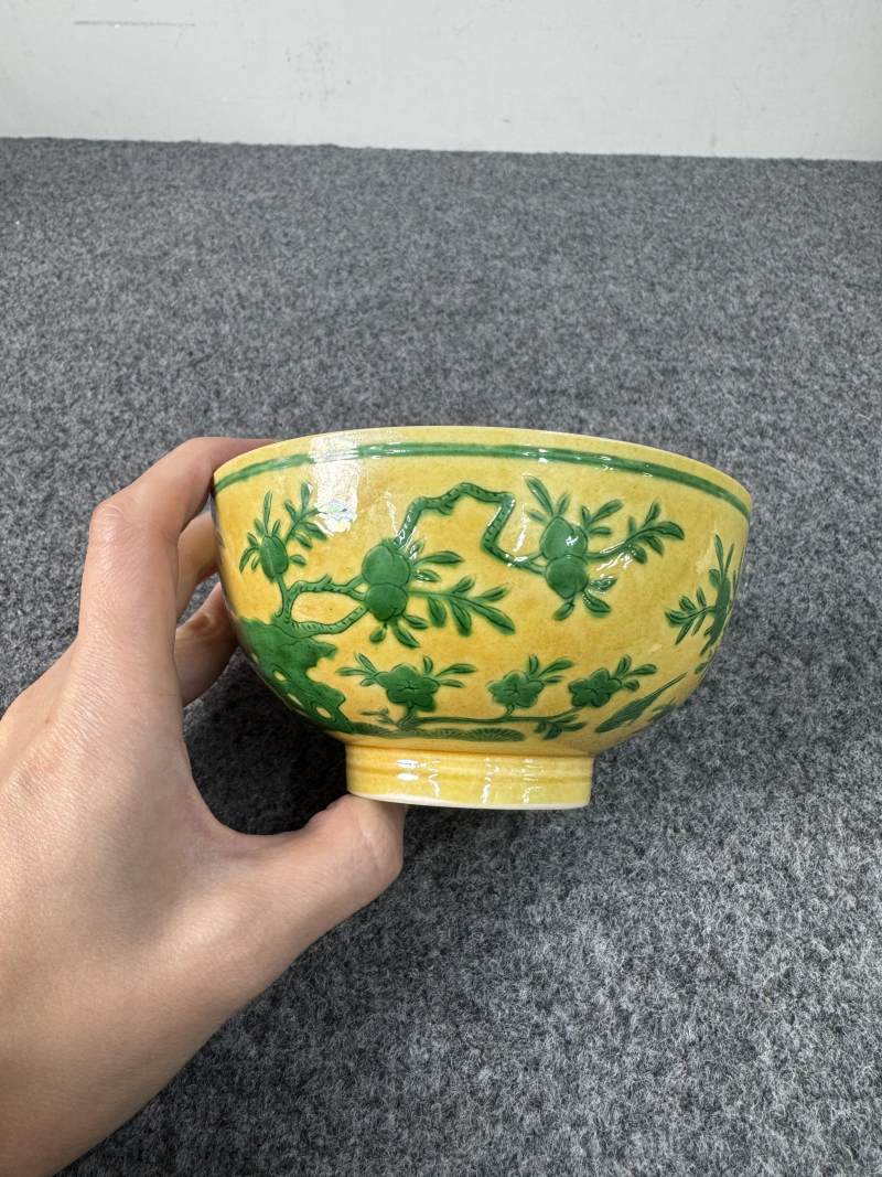 清道光 黃地綠彩花鳥桃樹紋碗 - 图2