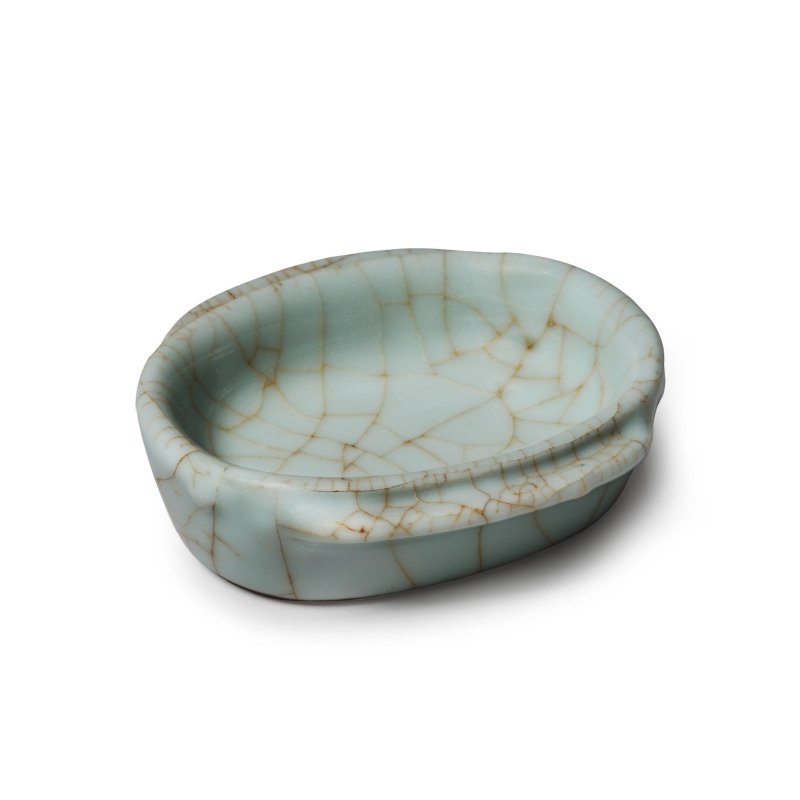 清乾隆 仿哥釉耳杯形筆舔 | A RARE GE-TYPE GLAZED 'EAR CUP' SHAPED INK PALETTE, BITIAN