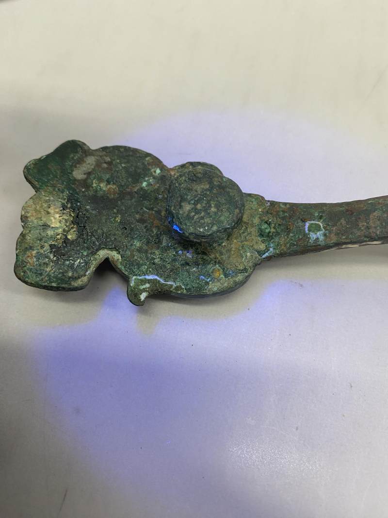 銅錯金螭虎紋嵌綠松石帶鉤 - 图15
