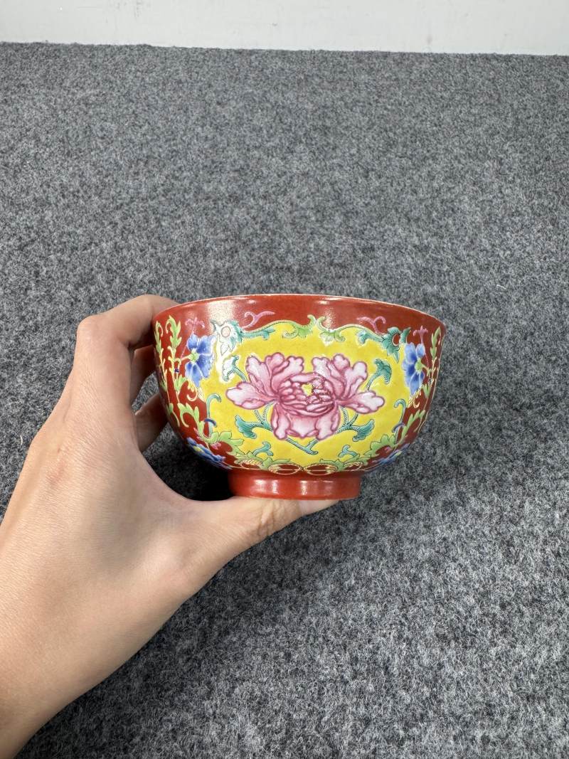 清道光 珊瑚紅地洋彩開光花卉紋碗 - 图6