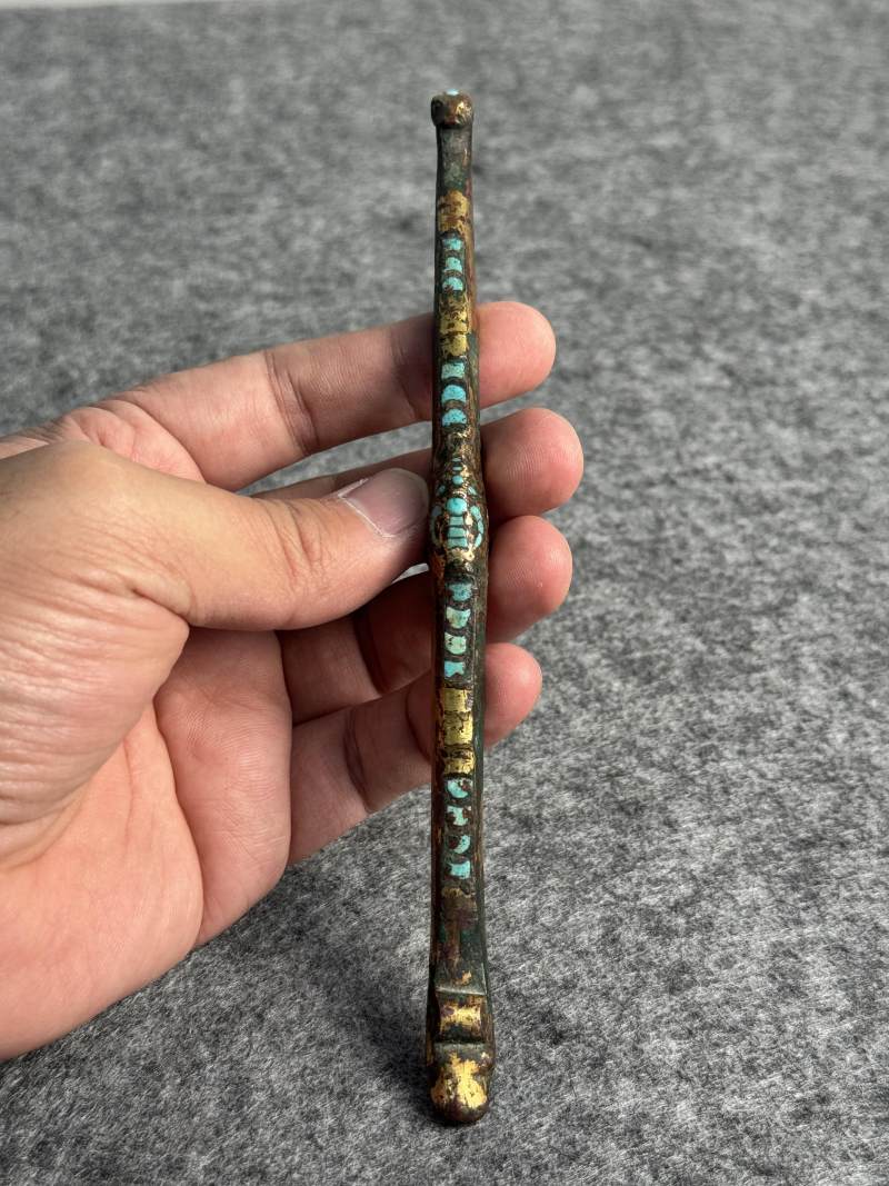 銅鎏金嵌綠松石獸首帶鉤和銅錯金帶鉤各一件 - 图10