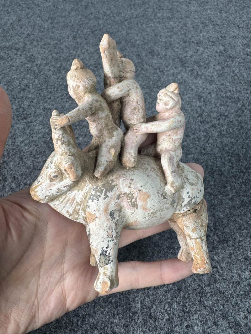 灰陶彩繪騎牛俑 - 图4