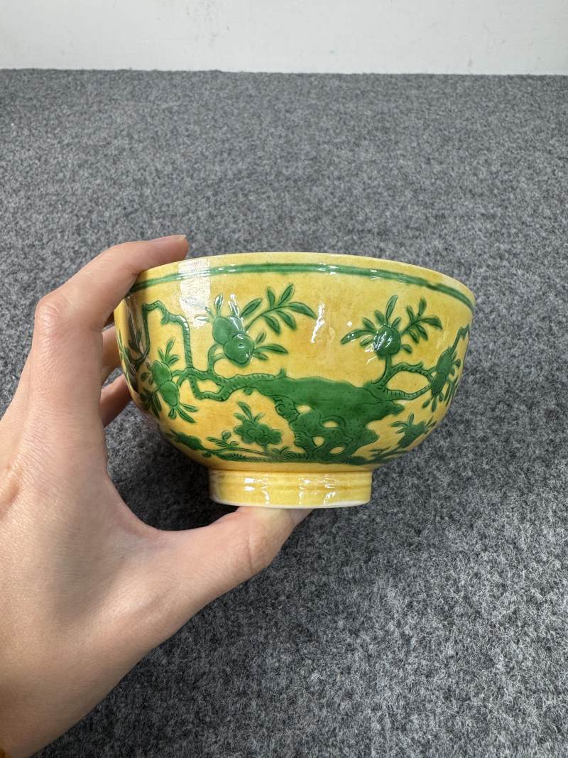 清道光 黃地綠彩花鳥桃樹紋碗 - 图3