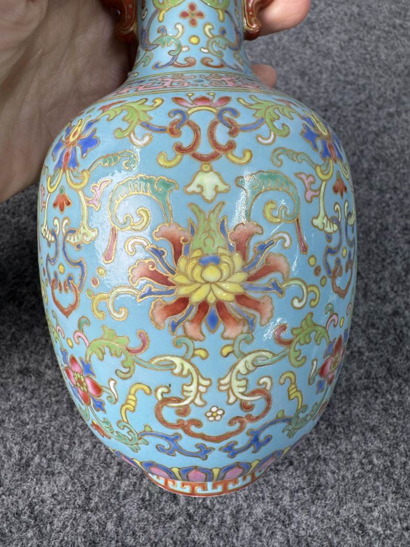 清乾隆 松石綠地粉彩纏枝花卉紋瓶 - 图12