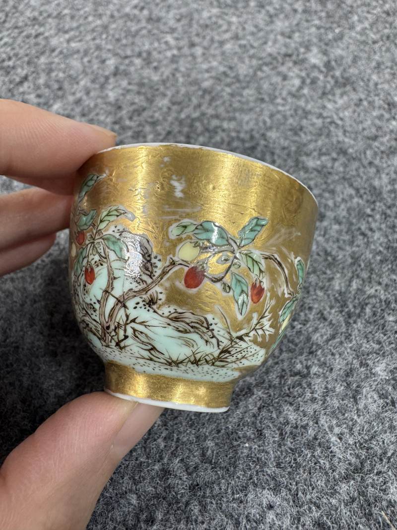 清康熙 金地五彩花蝶紋小杯 - 图2