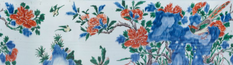 清順治 五彩花鳥山石圖筆筒 | A WUCAI 'BIRDS, TREE PEONY AND ROCKWORK' BRUSHPOT, BITONG - 图3