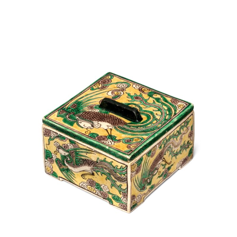 清康熙 素三彩鳳紋蓋盒 | A FAMILLE VERTE BISCUIT 'PHOENIXES' SQUARE BOX AND COVER - 图4