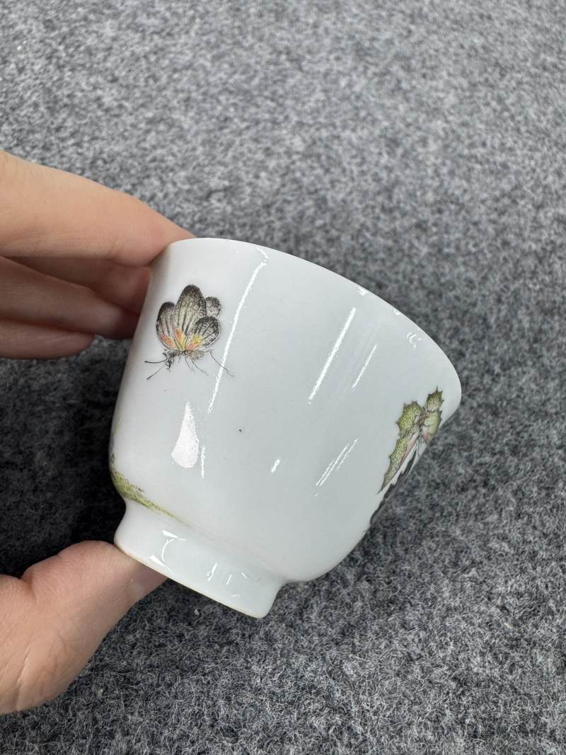 清雍正 彩或為民國後加 粉彩花蝶紋杯 - 图5