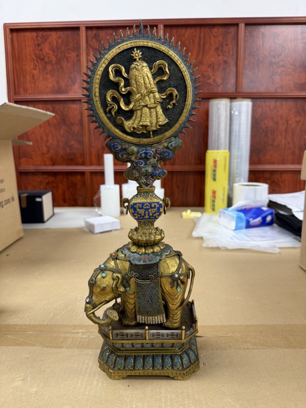 清乾隆掐絲琺瑯鎏金太平有象馱八吉祥供器一對 - 图9