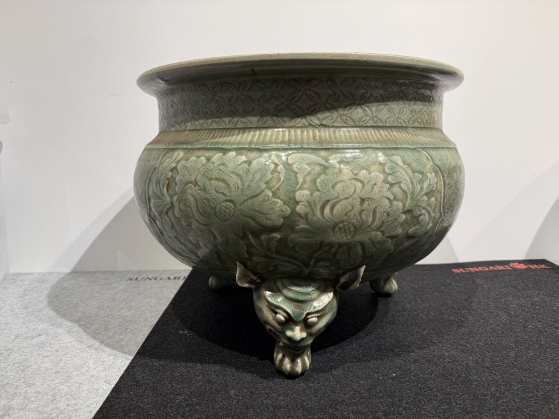 明早期龍泉窯青釉纏枝花卉三獸足大爐 - 图2