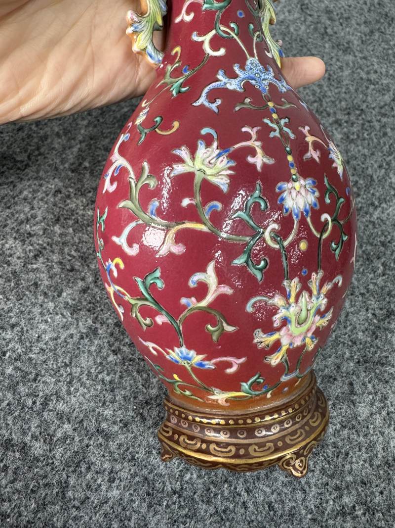 清乾隆 胭脂地粉彩花卉紋壁瓶 - 图8